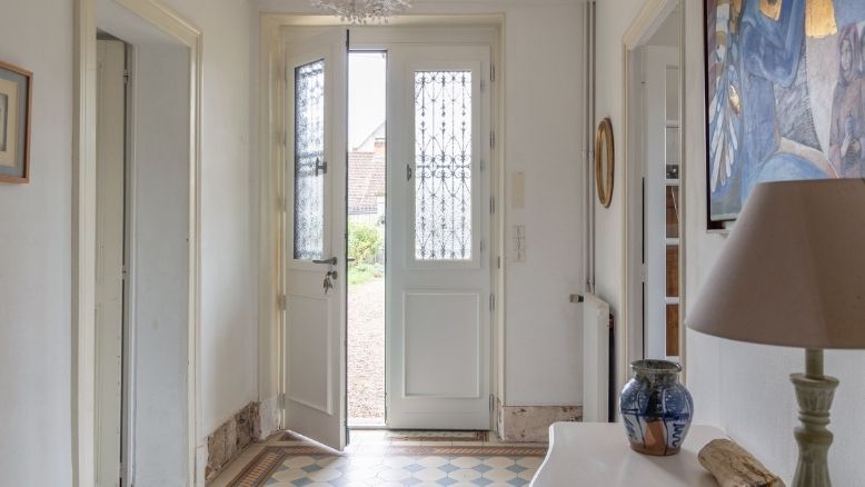 intérieur de maison avec une porte d'entrée en bois sur mesure vitrée